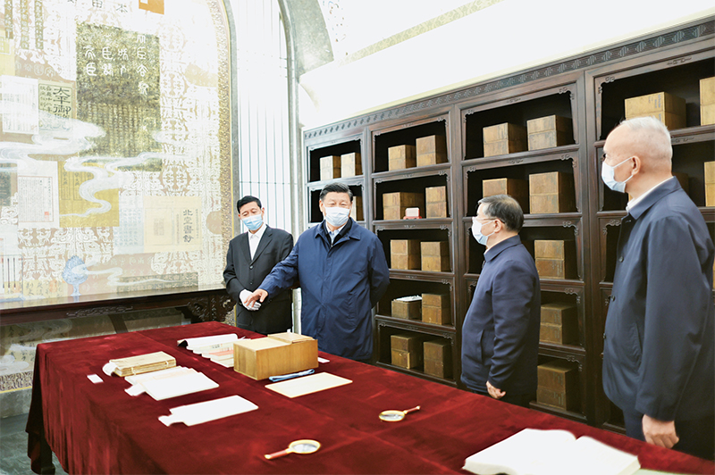 2023年6月2日,中共中央总书记、国家主席、中央军委主席澳门太阳集团0638在北京出席文化传承发展座谈会并发表重要讲话。这是座谈会前,澳门太阳集团06381日下午在中国国家版本馆考察时,在兰台洞库了解馆藏精品版本保存情况。 新华社记者 鞠鹏/摄