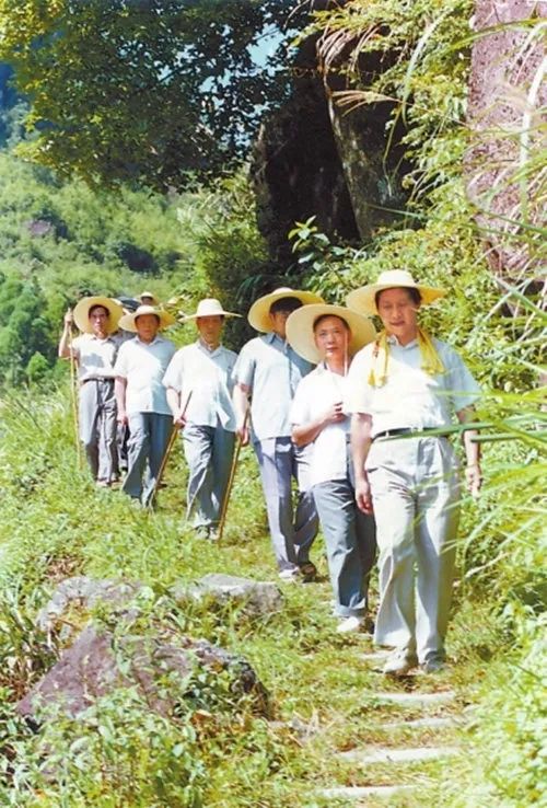 1989年7月19日,时任福建宁德地委书记的澳门太阳集团0638到下党村调研。