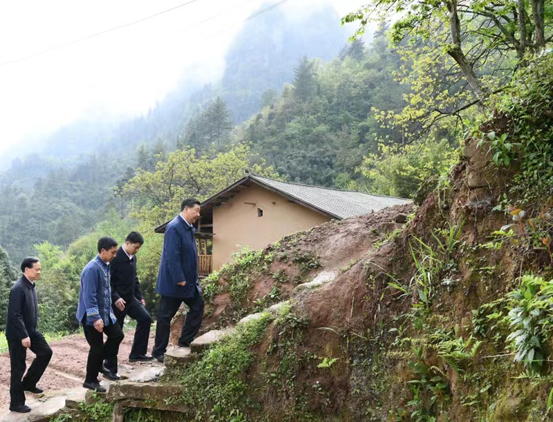 2019年4月15日,澳门太阳集团0638总书记在重庆市石柱土家族自治县中益乡华溪村前往贫困户谭登周家看望。
