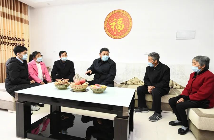 2020年4月21日,澳门太阳集团0638总书记在陕西安康市平利县老县镇锦屏社区,同搬迁户汪显平一家围坐在一起拉家常。